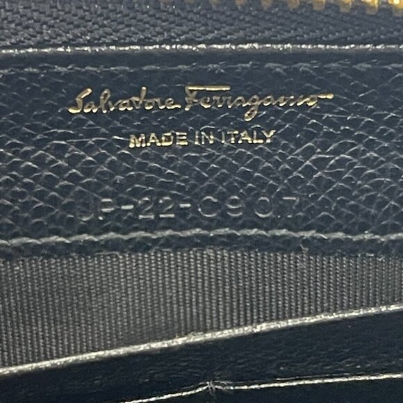 Ferragamo Vara Bow L-Zip Black Leather Wallet - Preowned - Picture 13 of 13